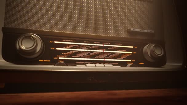 Staré Dřevěné Staré Rádio Měnící Frekvenci Naladěné Rádiové Stanice Světle — Stock video