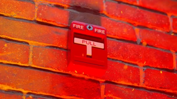 Alarm Kebakaran Merah Dinyalakan Selama Kebakaran Berkecamuk Ember Jingga Panas — Stok Video
