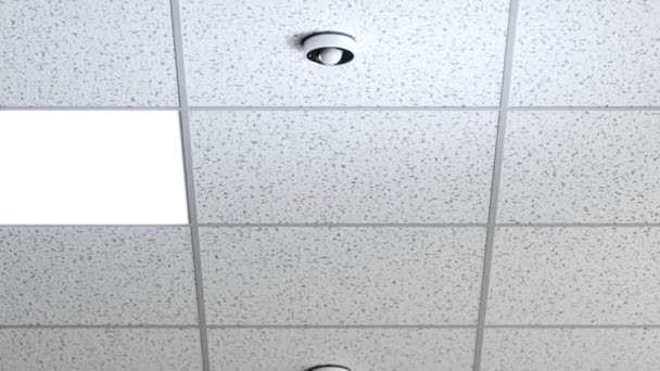 動き検出器およびランプが付いている中断された天井の無限の歩くスルー ビュー モーションが検出されると フロントのライトが自動的に点灯します 自動化された照明制御 エネルギー効率 — ストック動画