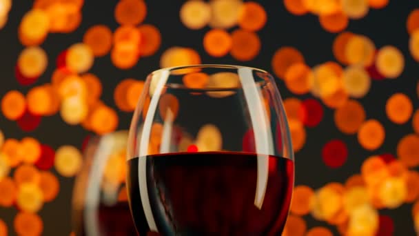 红酒杯子里充满了酒精 浪漫的约会在豪华餐厅 第二个杯子和许多色彩斑斓的灯光在主题的背景下失去了焦点 美丽的Bokeh效果 — 图库视频影像
