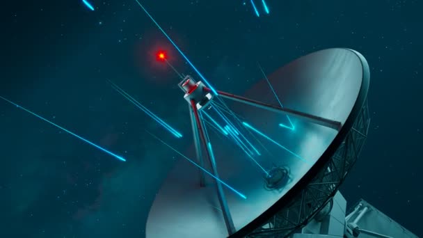 Огромная Спутниковая Тарелка Собирает Волновые Сигналы Космоса Ночью Красивые Звезды — стоковое видео