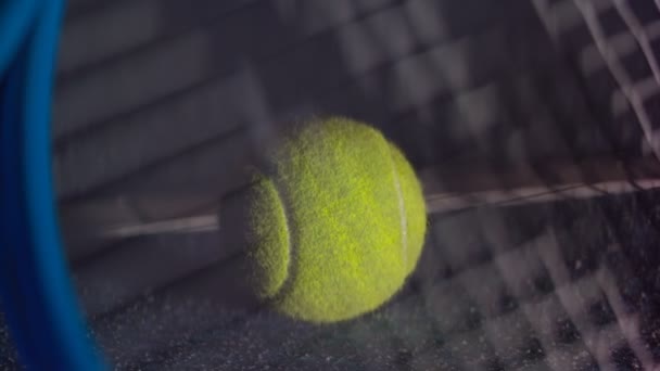镜头从网球上移开 展现了对专业运动器材的看法 球场上有球的网球球拍 体育培训 户外活动 比赛进行到一半 — 图库视频影像