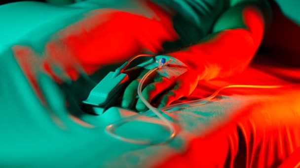 Крупним Планом Руці Людини Монітором Частоти Серцевих Скорочень Пальці Лікарняний — стокове відео