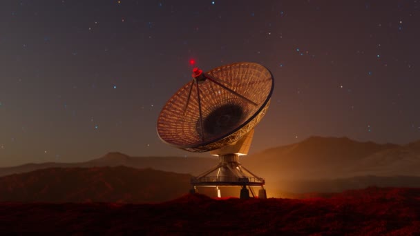バックグラウンドに美しい星空と砂漠の巨大なオープンワーク衛星料理 現代の洗練された宇宙探査機 最も精密な科学ツール — ストック動画