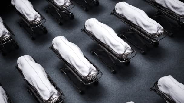 停尸房的尸体上铺着白布 等待葬礼或解剖 巨大的科维德大流行病死亡人数 在无尽的大厅里 一个接一个地堆在一起 清洗和尸体解剖表 — 图库视频影像