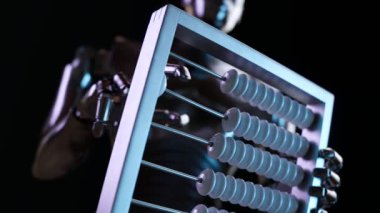 Abaküs kullanan gelişmiş bir robot. Yapay zeka aritmetik ve mantıksal hesaplamalar yapar. Matematiksel problemleri çözen modern makinelerin gelecekteki teknolojik konsepti. CGI Hazırla