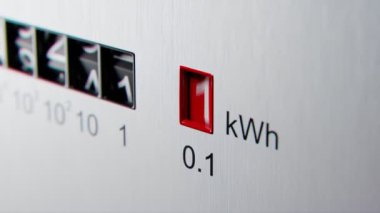 Elektrik tüketimini ölçen elektrometrenin yakın görüntüsü. KWW sayacı ile animasyon. Elektrik sayacı değişen numaraları gösterir. Elektrik enerjisinin artan maliyeti kavramı. Ev gücü arzı.