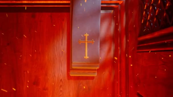 Priester Stal Met Een Gouden Kruis Een Kapel Houten Biechtstoel — Stockvideo