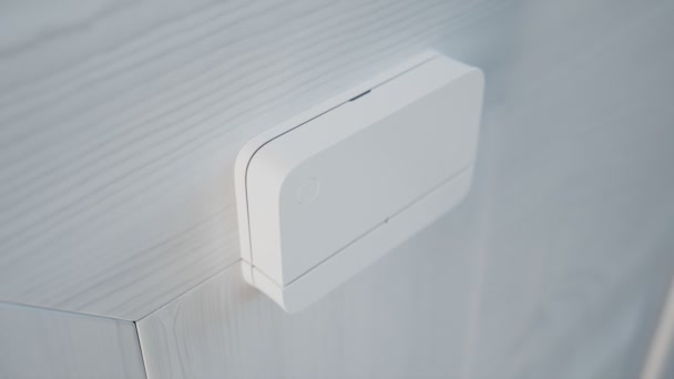 スマートな家のドア センサーの保証システム 現代の無線技術通信装置 光沢のある新しい装置のクローズアップ 家庭生活におけるスマートなコンセプト 明るいアニメーション レンダリング Cgi — ストック動画