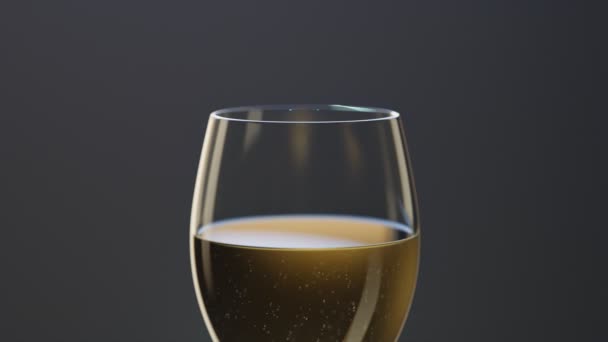 在黑暗的背景下 用一杯闪闪发光的香槟酒进行动画 酒店戏 一杯金黄色的液体 庆祝新年 结婚周年 浪漫的日子 美味的饮料 — 图库视频影像