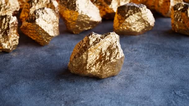荒れた背景にある純粋な光沢のある金片のグループ 高価な高貴な金属 ゴールデン ナゲット 富のシンボル 大切な宝物 銀行目的のコンセプト — ストック動画