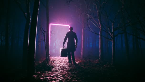 Scena Fantazji Człowiek Walizką Przeszedł Przez Ultrafioletowy Portal Neonowy Lesie — Wideo stockowe
