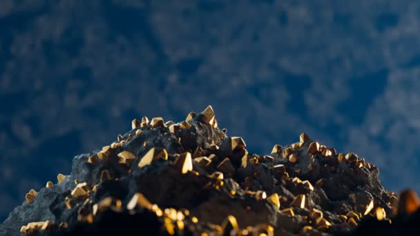 岩の中の光沢のある金片 ゴールド鉱山 高価な高貴な金属 ゴールデン ナゲット 富のシンボル 大切な宝物 銀行の目的を投資する概念 ゴールドデポジット — ストック動画
