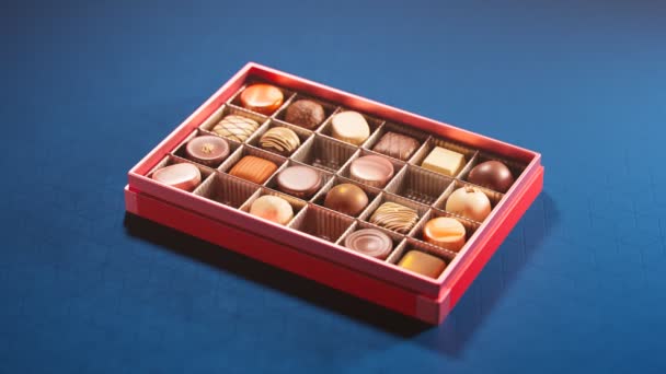 选择美味的巧克力李子 用黑巧克力釉料和焦糖糖霜装饰的甜糖果 完美的糖果店 情人节或母亲节 无缝圈 — 图库视频影像