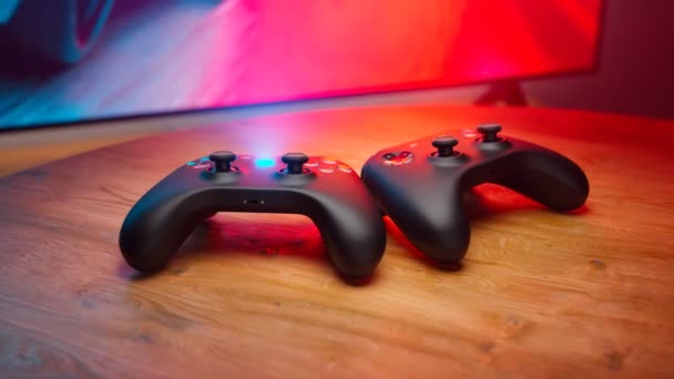 ゲームコンセプト XboxコンソールまたはPcでゲームをプレイするための現実的なワイヤレスゲームパッド プレイヤーのためのジョイスティック テーブルの上のビデオゲームコントローラー スティックとボタン付きの詳細なゲームパッド 楽しかった — ストック動画