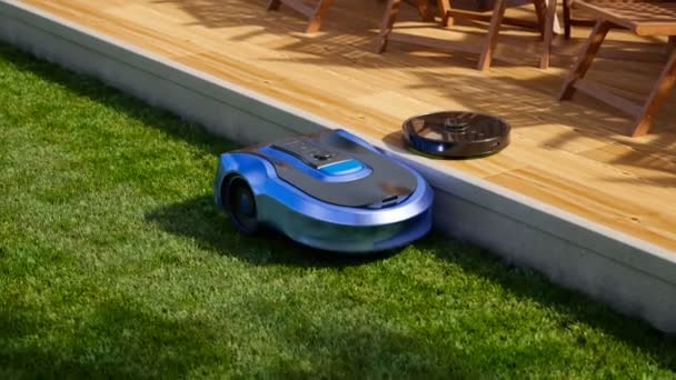 智能家用电器的概念 一个草坪机器人在院子里割草 而一个真空吸尘器在花园里清扫木制露台 家里有无线家用电器 现代遥感技术 — 图库视频影像