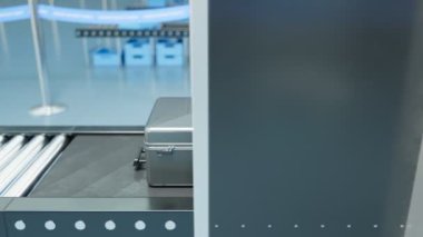 Bavulun yüzeyini görebilmek için havaalanındaki röntgen cihazlarına daha yakından bakın. Bagajda silah bulundu. Havaalanı güvenlik kontrol noktası analizi. Tarayıcı kaçak silah buldu.