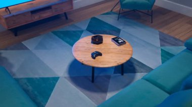 Oyun konsepti. Oyun alanı oyunu başlatıyor. Masası, kanepesi ve düz televizyonu olan modern minimalist oturma odası bir anda sanal dünyaya dönüşür. Evde video oyunu oynuyorum. VR 'da iyi eğlenceler.