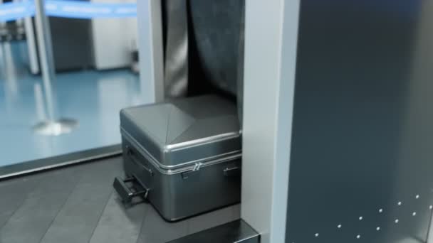 Schauen Sie Sich Das Flughafengepäck Mit Röntgenstrahlen Genauer Die Oberfläche — Stockvideo