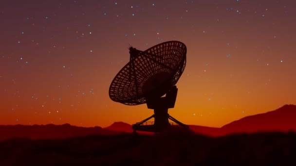 巨大的开放卫星盘在沙漠中 背景是美丽的星空 现代精密宇宙探测设备 最精确的科学工具 — 图库视频影像