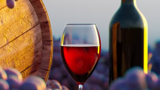一杯完美的 深红色的红酒在一个阳光灿烂的酿酒厂 阳光明媚的夏天 葡萄酒瓶 新鲜葡萄和陈酿的桶放在室外的木制桌子上 酒精饮料是最好的 相机轮转 — 图库视频影像