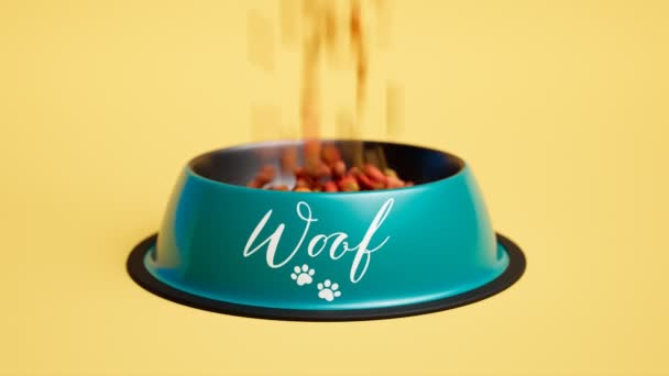 Gesunde Tierernährung Eine Niedliche Hundeschale Mit Hundefutter Auf Gelbem Hintergrund — Stockvideo