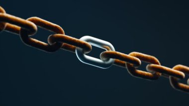 Sahne ışıkları altında paslı, eski bir çelik zincirin içinde yepyeni parlak bir halka. Modern sert maddeler zamanın gücüne ve paslanma pasına dayanır. Çağdaş sert metal antikadan daha iyidir..