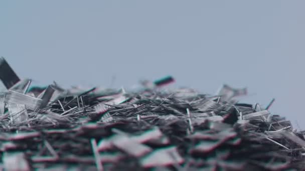 Abstrakt Slow Motion Animation Hackad Kolfiber Flyger Luften Svart Och — Stockvideo