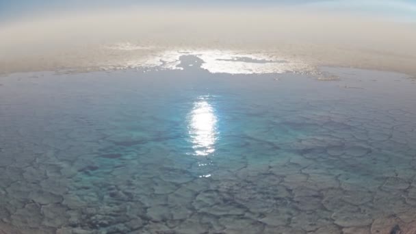 湖水在极端的太阳热条件下消散 全球变暖是不可阻挡的灾难性进程 海浪逐渐变成干枯的沙漠裂隙 世界的尽头 — 图库视频影像