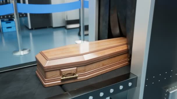 コンベヤベルトの死体とスキャナー内部の棺のトップビュー 棺の表面を通して見るX線ビュー 空港セキュリティチェックポイント分析 — ストック動画