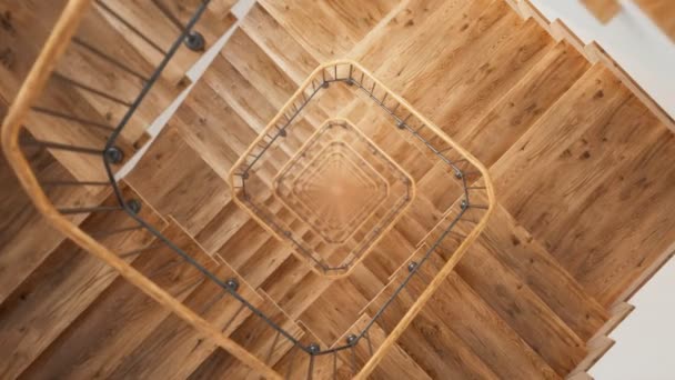 摄像机从无尽的木制楼梯上滑落下来 形成了一个无缝的循环 漂亮的魅力建筑与无价的石工作品 无缝循环计算机动画 — 图库视频影像