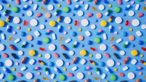Inúmeras Pílulas Multicoloridas Cápsulas Comprimidos Espalhados Solo Azul Claro Sem — Vídeo de Stock