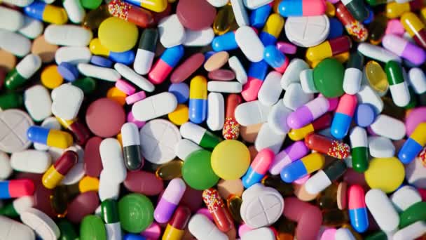 Niezliczone Wielokolorowe Pigułki Kapsułki Tabletki Płynne Pętli Wideo Kolorowymi Narkotykami — Wideo stockowe