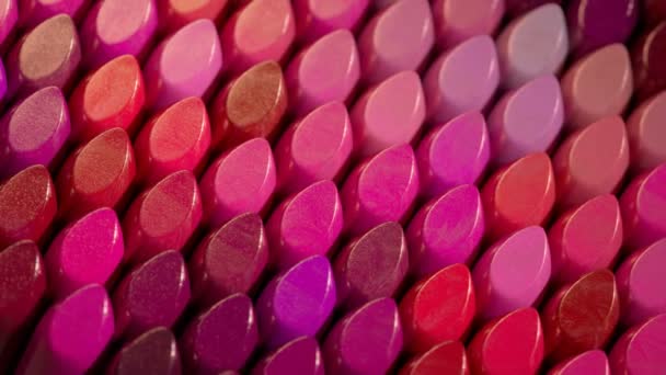 口红色斑排列整齐 不同色度的口红样品在无缝循环中的贴士 美容院或化妆艺术家的完美样品或背景 顶角视图 — 图库视频影像