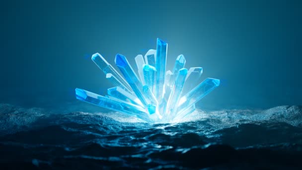 天然洞穴地面上的单蓝色晶体形成 新的魔法照亮了宝藏下的岩石 详细的半透明材料 有裂缝 幻想玛瑙源 闪烁着神秘之冰 — 图库视频影像