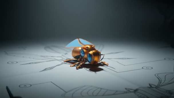 金色の人工蜂のロボットがその青写真図に立っている 未来的な昆虫の最初のブートアップ ライト システム チェック 手足テストを電源 プラン満載のデザイナーオフィスデスク — ストック動画