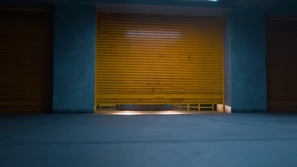 オレンジガレージのドアはゆっくりと持ち上げられ 中にはカラフルな青いスーパーカーが現れました スタンドに積み重ねられた真新しいタイヤ 壁に研磨されたコンクリート床とツールのツールトロリー 光沢のあるスポーツカー — ストック動画