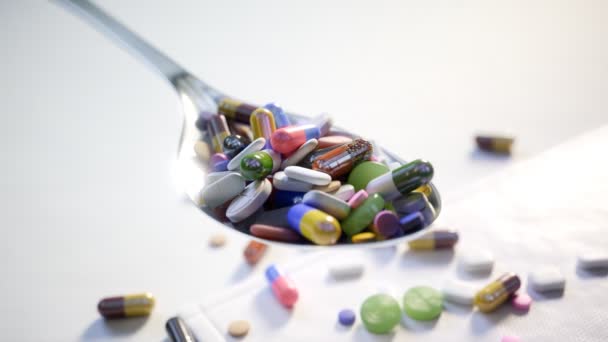 Wielokolorowe Tabletki Kapsułki Tabletki Łyżce Film Kolorowymi Narkotykami Doskonałe Tło — Wideo stockowe