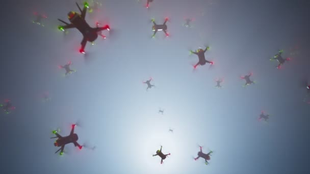 Meerdere Moderne Drones Vliegen Chaotisch Lucht Boven Camera Dichte Mist — Stockvideo