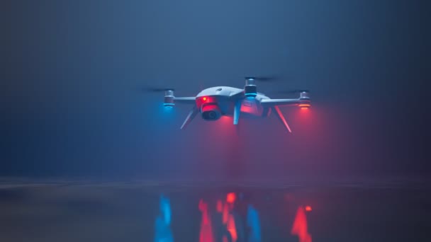 Eine Ferngesteuerte Drohne Fliegt Einer Nebligen Nacht Über Der Wasseroberfläche — Stockvideo