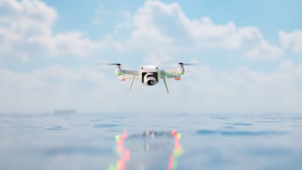 Zdalnie Sterowany Dron Przelatuje Nad Powierzchnią Wody Piękny Pochmurny Dzień — Wideo stockowe