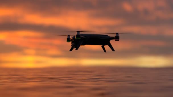 在美丽的落日下 一架遥控无人驾驶飞机在水面上空飞行 现代吊钩装置的轮廓 搜索正在进行中 无缝隙无边的循环动画 — 图库视频影像