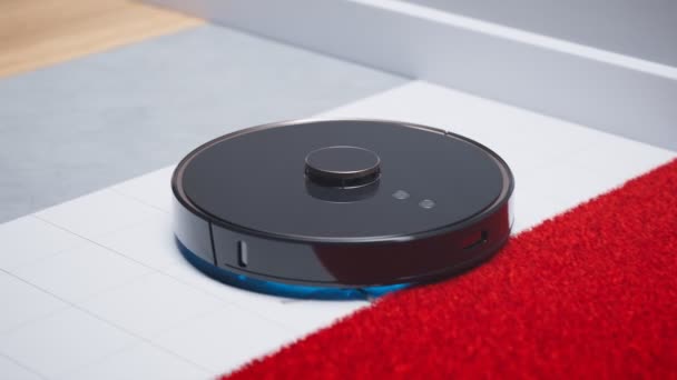 さまざまな床面クリーニング効率を示す自律掃除機ロボット パーケットを通過する機械 白いタイル 赤いカーペットおよび明確なコンクリート シームレスループアニメーション — ストック動画
