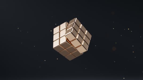 Rubicのキューブまたはマジックキューブを解くアニメーション キューブの形をした世界で最も有名なパズル 色のないスピニングパネル 黒い背景に対して浮かぶ光沢のある金属の銅のブロック 解決できない — ストック動画