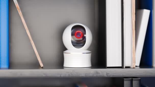 Weiße Kugelförmige Smart Kamera Die Aus Einem Büroregal Beobachtet Und — Stockvideo