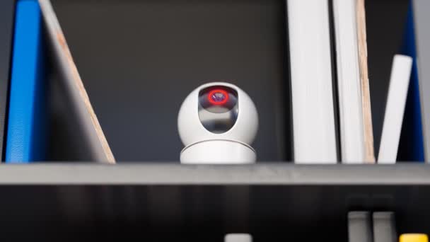 オフィス棚からのホワイト球形スマートカメラの監視および記録 完璧に機能する洗練されたワイヤレス技術機器 機械が秘密情報を収集する — ストック動画