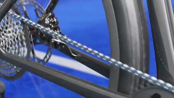 靠在一辆移动的自行车的驱动和链条上 慢动作看断链环节 休息后自行车停了下来 数以百计的碎金属碎片 盒式磁带 踏板可见 — 图库视频影像