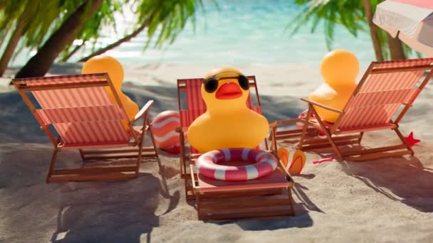 Gummiente Mit Sonnenbrille Strand Niedliche Gelbe Spielzeuge Auf Einem Badetuch — Stockvideo