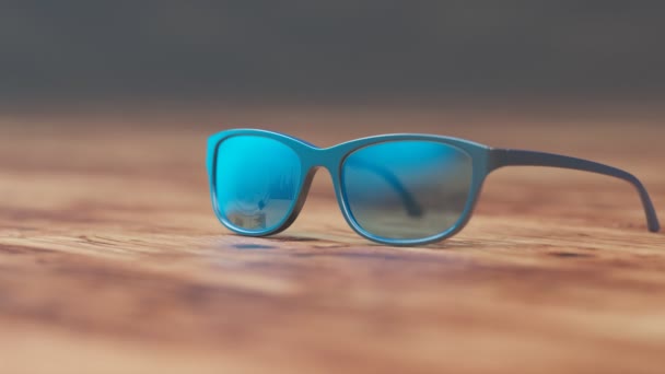 Para Niebieskich Inteligentnych Okularów Leżących Drewnianej Powierzchni Biurka Nakładka Pokazuje — Wideo stockowe