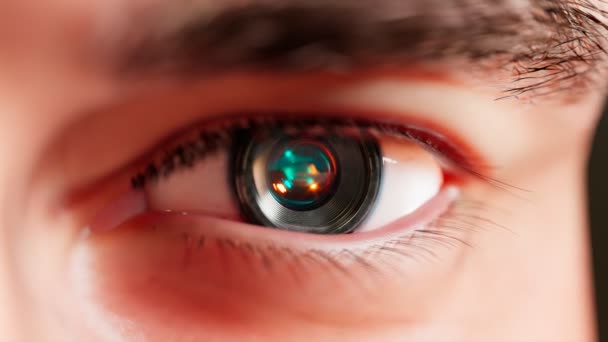 关闭眼相机植入慢慢聚焦的观点 未来主义光学透镜仪器代替虹膜 一种复杂的人机混用的机器人技术 — 图库视频影像